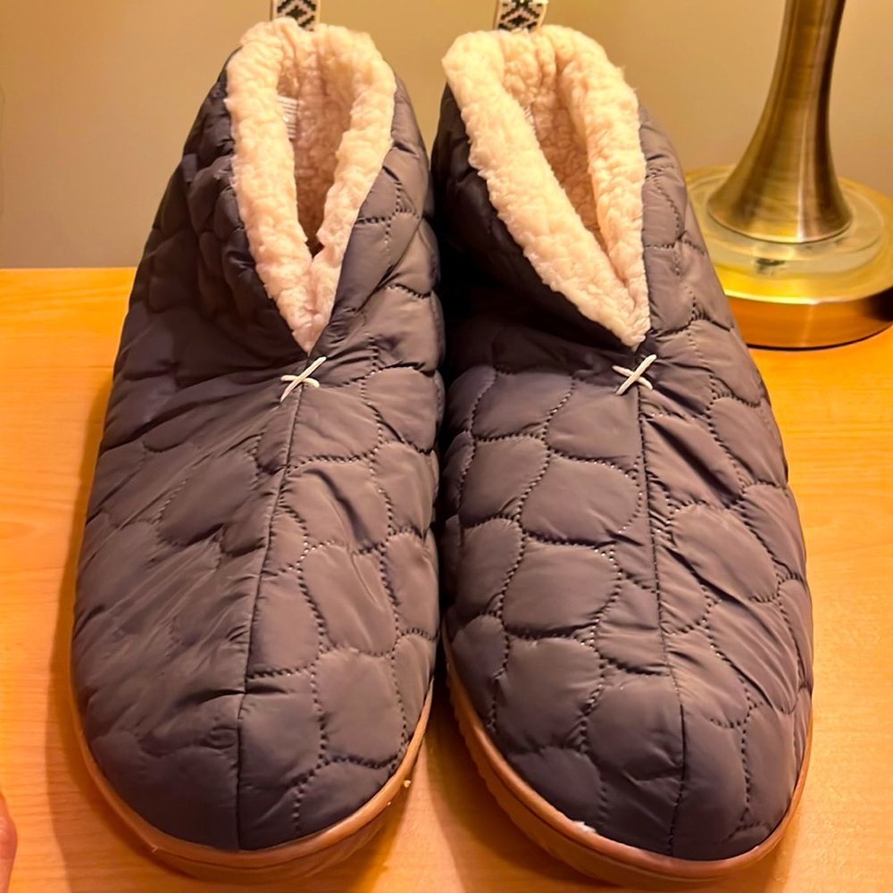 Extra large Dearfoams house slippers. Listed on Oprah’s favorite things.